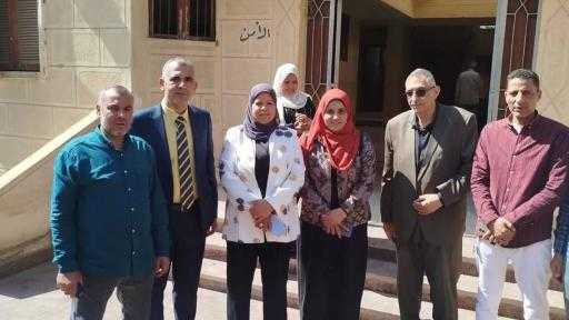 رئيس المركز فى معاينة لقطعة ارض لانشاء وحدة صحية جديدة بالقيس ضمن منظومة التأمين الصحي الشامل ببنى مزار