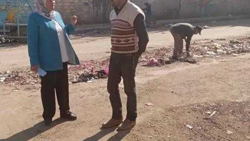 اكرام محمود رئيس المركز فى جولة ميدانية لمتابعة اعمال النظافة بأحياء المدينة