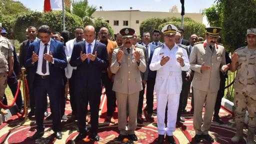 محافظ أسيوط يضع إكليلًا من الزهور على النصب التذكاري لشهداء بني عدي بمشاركة قيادات عسكرية وأمنية احتفالًا بالعيد القومي