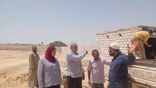 السيدة اكرام محمود رئيس مركز بنى مزار تتفقد الاعمال الانشائية بحضانه الشيخ فضل - المنيا : حسن الجلاد