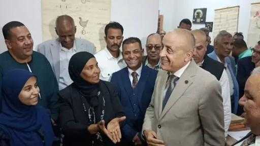 خلال زيارة لأرمنت الثانوية.. محافظ الأقصر يتفقد متحف العلوم ويكرم 12 طالبة ويشيد بابتكاراتهن