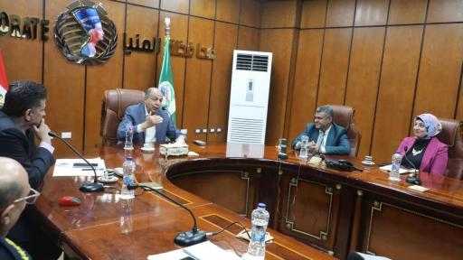 فى خطوة نحو منظومة التأمين الصحي الشامل..  محافظ المنيا يبحث مع رئيس الإدارة المركزية للمؤسسات العلاجية غير الحكومية و التراخيص بوزارة الصحة فرص الاستثمار في القطاع الصحي