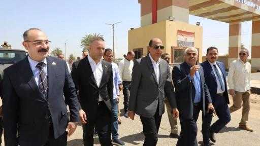جاهزية تامة لإنجاز المهام.. محافظ المنيا يتفقد اصطفاف معدات النظافة والرصف بمغاغة