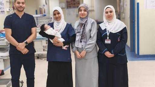 مستشفى العدوة المركزي: بطل صغير ينتصر على المرض ويعود لحضن أمه بعد 30 يوماً وصراع طويل مع التنفس الصناعي