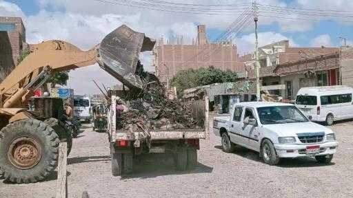 رئيس المركز : رفع نواتج التطهير وحملات نظافة بقرى بنى مزار  واصلاح كسر ماسورة مياه رئيسية بالبهنسا