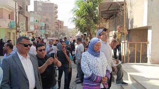 رئيس المركز تقود حملة مكبرة لمتابعة ترخيص المحال العامة ببنى مزار       اغلاق وتشميع ٢٠ محل تجارى غير مرخص