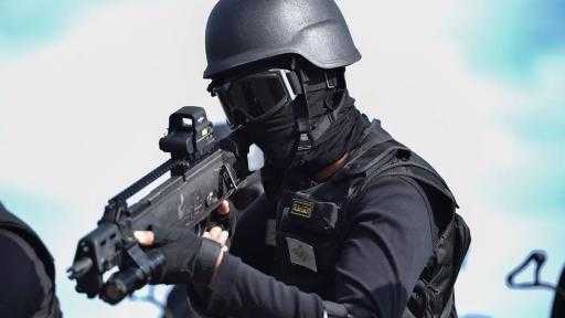 القبض على شخص تنكر فى زى خليجي بتهمة النصب على المواطنين بعد أن اوهمهم بتقديم المساعدات بجزيرة الحمودي بقنا