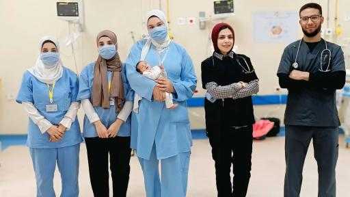مستشفى العدوة المركزي: الطفل ”أُسيد” يسطر قصة نجاة جديدة ويعود لحضن أسرته بعد 17 يوماً من العناية الفائقة