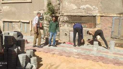 ضمن خطه الرصف للعام المالي الحالي ،،،  بدء أعمال تركيب بلاط ”الإنترلوك” بمنطقة الشيخ أبوبكر بحي جنوب بمطاي .