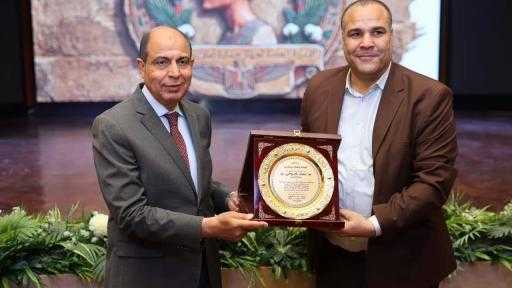 في خطوة هي الأولى على مستوى الجمهورية  محافظ المنيا يُسلّم عقود تقنين أراضي أملاك الدولة وفقًا للقانون الجديد