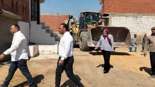 رئيس المركز فى حملة مكبرة لازالة التعديات على الاراضى الزراعية والبناء المخالف ببنى مزار - المنيا : حسن الجلاد