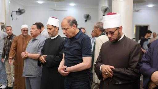 محافظ المنيا يفتتح المسجد الشرقي بنزلة الدليل ببني مزار ويؤدي صلاة الجمعة وسط الأهالي - المنيا : حسن الجلاد