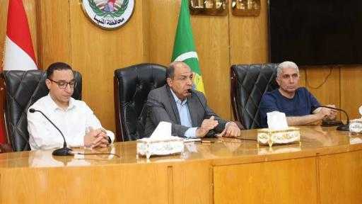 ملفات على مائدة مناقشات محافظ المنيا مع رؤساء المراكز ومديرى إدارات المحافظة  المنيا : حسن الجلاد