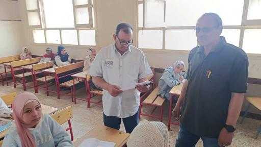 وائل عيطة يتابع امتحانات نهاية العام فى عدد من مدارس بنى مزار - المنيا : حسن الجلاد