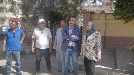 رئيس المركز فى جولة ميدانية لمعاينة عدد من المواقع المقترحة لاختيار مواقع لإنشاء اسواق للتجزئة - المنيا : حسن الجلاد