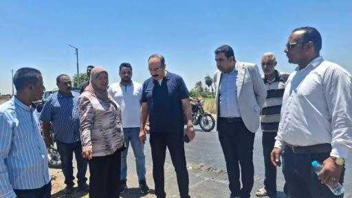 رئيس المركز فى جولة ميدانية لمتابعة انشاء حاجز خرسانى ”طريق مصر اسوان الزراعى” بمدخل بنى مزار الجنوبى