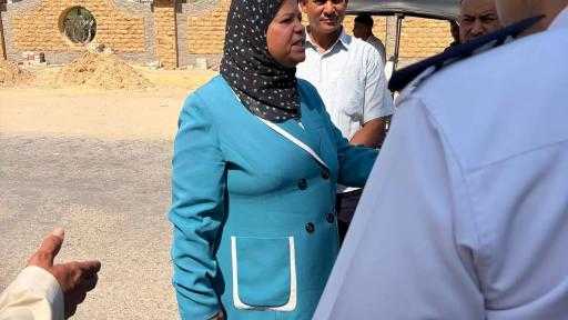 رئيس المركز فى جولة ميدانية لمتابعة انشاء حاجز خرسانى بطريق مصر اسوان
