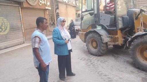 رئيس المركز تتفقد حملة النظافة المكبرة بأحياء المدينة