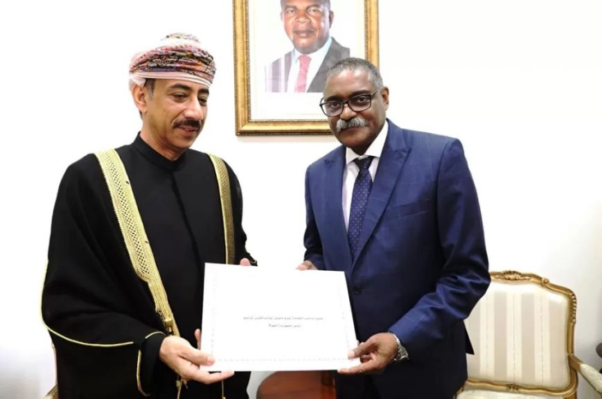 الرحبي خلال لقاءة بوزير الدولة الانجولي 